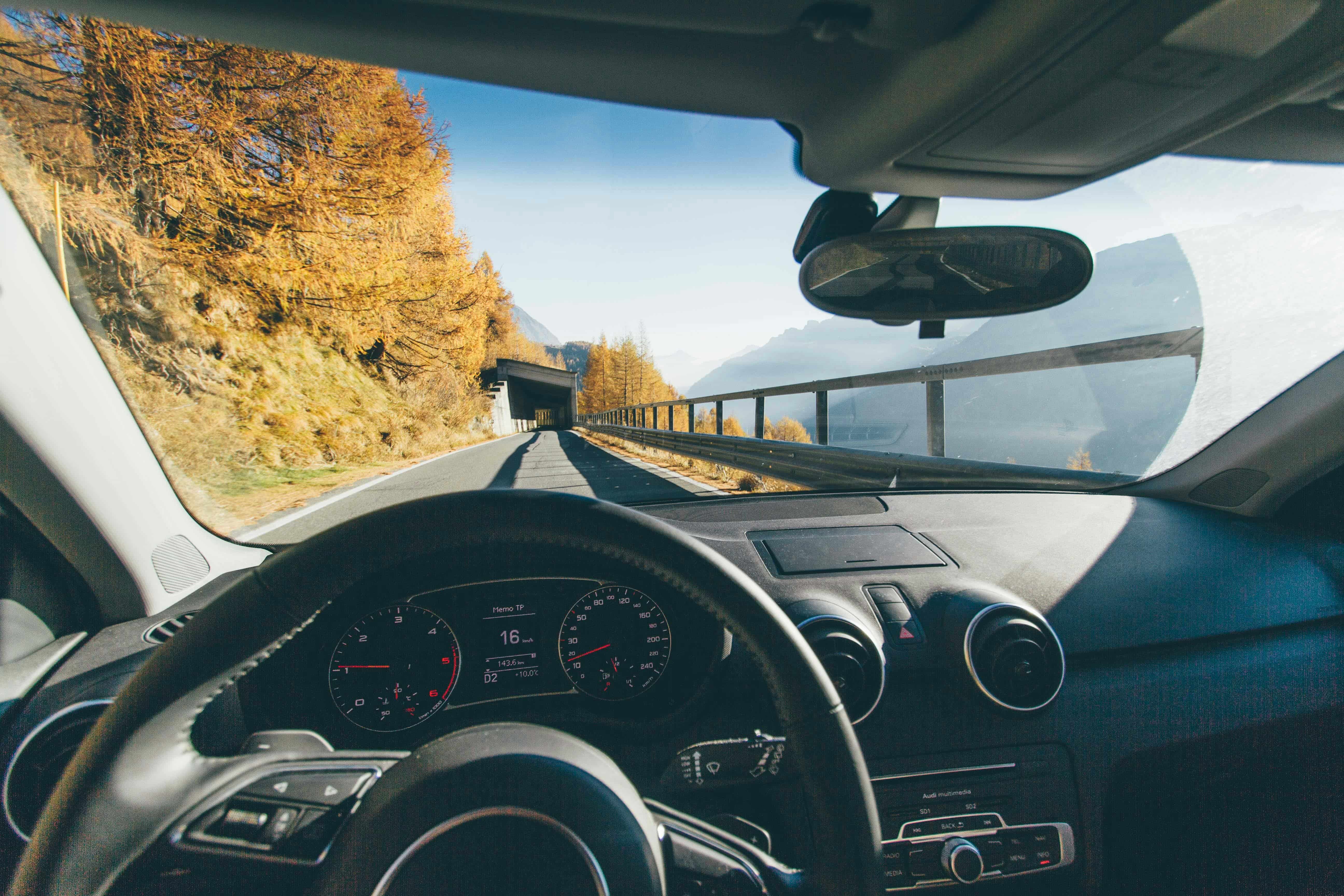 Voiture sur route
